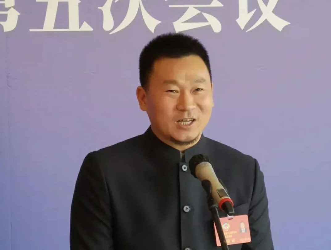 为进一步展示市政协团结、民主、开放、自信的形象，向市民和网友展示政协委员的履职风采，中山市政协十二届五次会议在2月4日上午开幕前开设“委员通道”，市政协委员、半岛·官方站网页版登录入口-半岛online(中国)公司总经理陈朝阳走进“委员通道”，回应社会关切的问题。他就如何做好城市应急管理规划的问题进行发言，并回答记者提问。.jpg